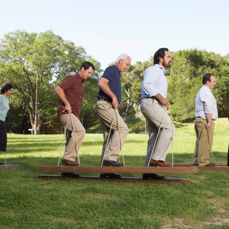 227b4fe_1732003021348-team-building-gettyimages-200553122-005